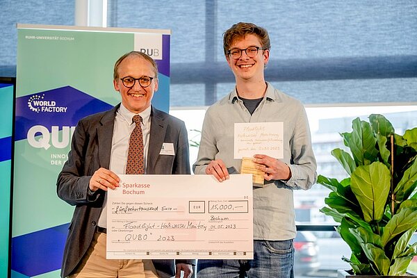 Dr. Benjamin Mewes (rechts) mit Prorektor Prof. Dr. Günther Meschke bei der Verleihung.
