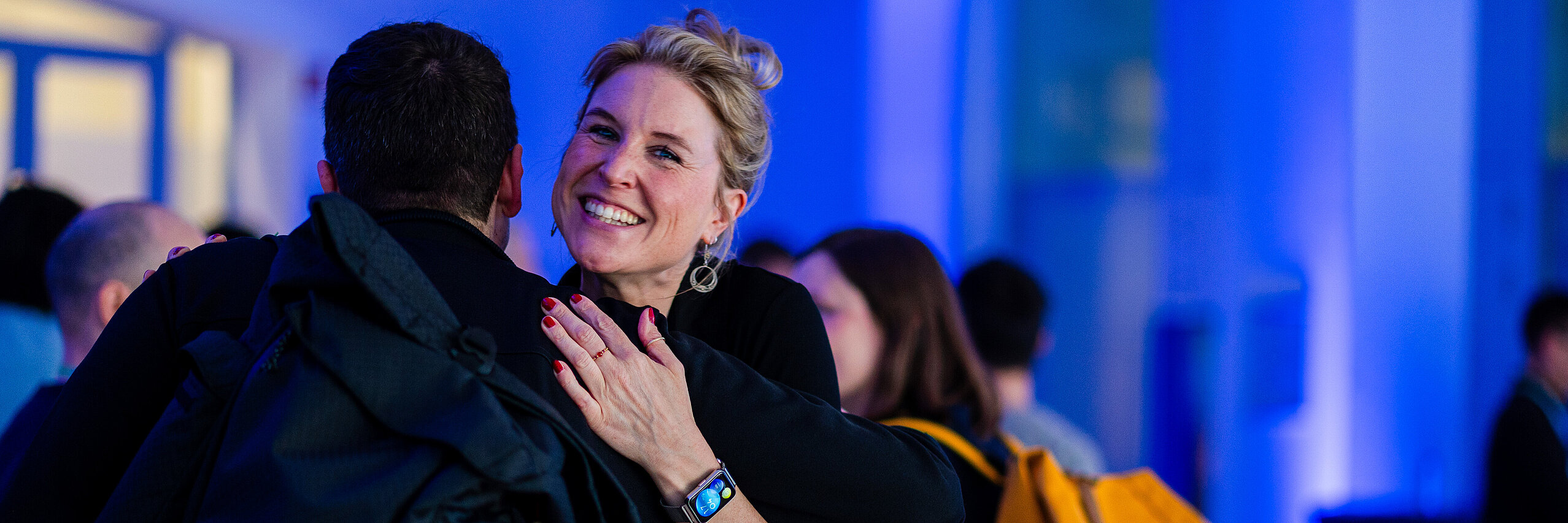 Start-up Szene Bochum Zwei Menschen umarmen sich zur Begrüßung.
