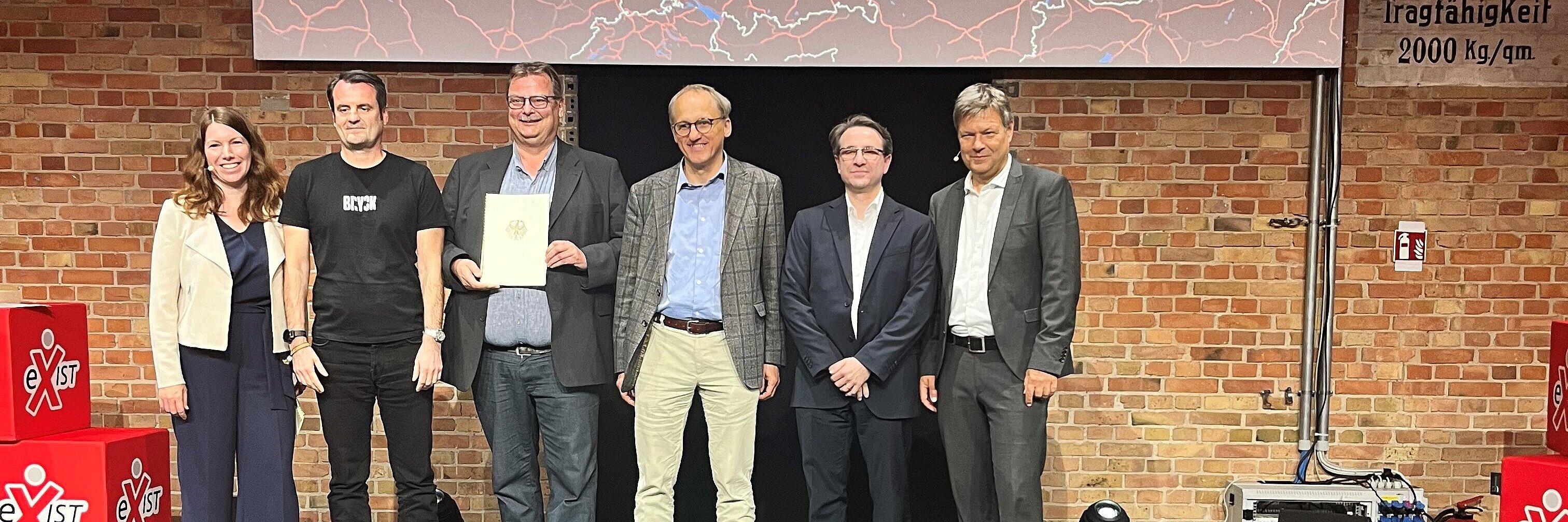 Startup Factory RUHR convinces jury Lucky winners with Federal Minister of Economics Dr. Robert Habeck (right), including Prof. Dr. Günther Meschke, Vice-Rector for Research and Transfer at Ruhr-Universität (third from right).