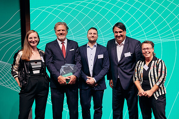 Gruppenfoto der Bochumer Delegation (von links): Melusine Reimers vom Worldfactory Start-up Center, Preisträger Prof. Dr. Klaus Gerwert, Dr. Dennis Michaelis vom Start-up GEMESYS, Rektor Prof. Dr. Martin Paul und Kanzlerin Dr. Christina Reinhardt.