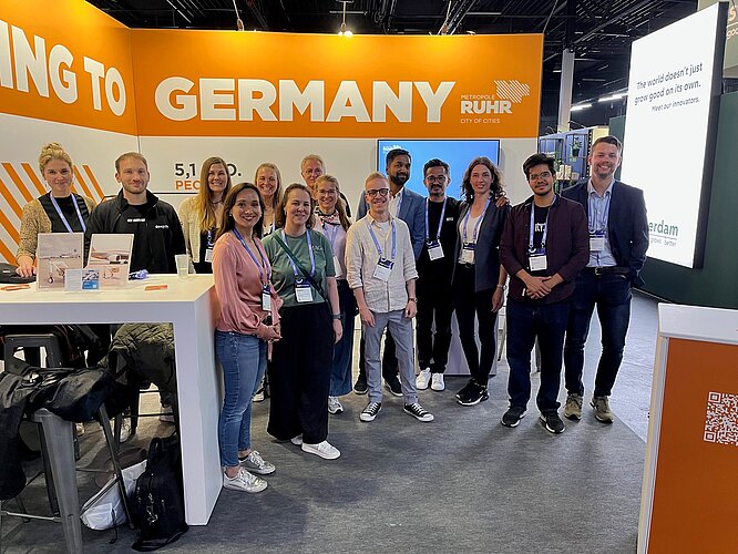 Die WFI Delegation auf einer Messe.
