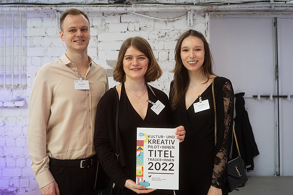 Julius Jacobsohn (links), Elisabeth Jacobsohn und Kristina Hermann (rechts) vom Gründungsteam Artventure freuen sich über ihre Auszeichnung.