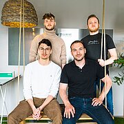 Teamfoto deeplify Das KI-gestützte Prüfsystem für das produzierende Gewerbe