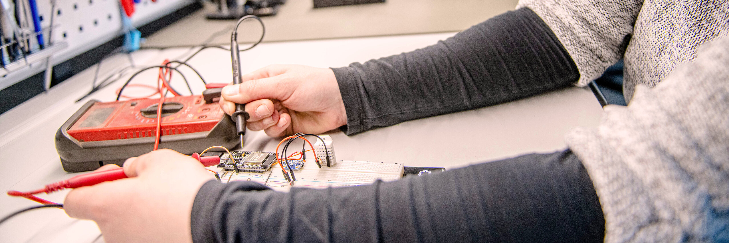 Werkstatt im RUB-Makerspace Person arbeitet an einem Computerchip
