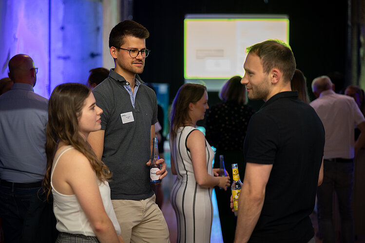 Businessplan erstellen Gruppe junger Menschen beim Networking.
