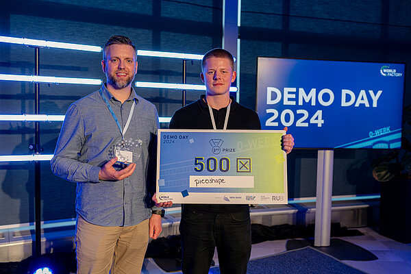 PicoShape posieren mit ihrem Preis beim WORLDFACTORY Demo Day 2024.