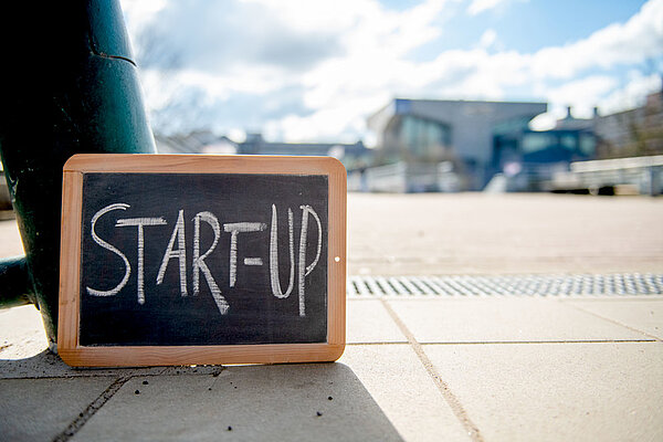 Wegweiser "Start-up" auf dem Campus der Ruhr Universität Bochum