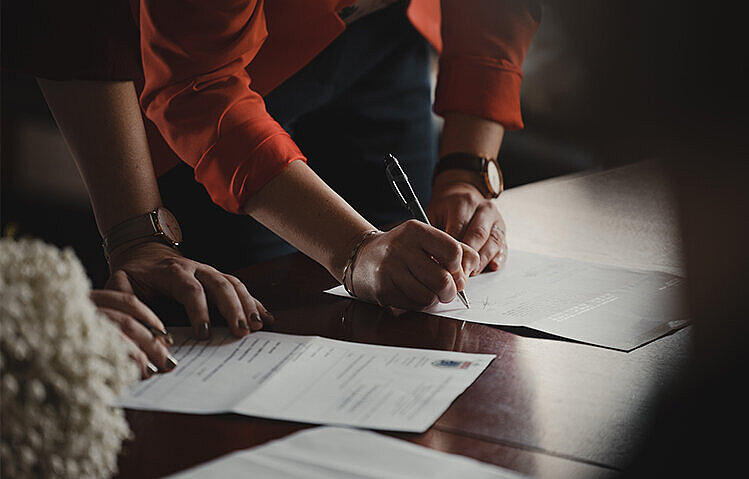 Start-up Patent Junge Frau unterzeichnet ein Dokument