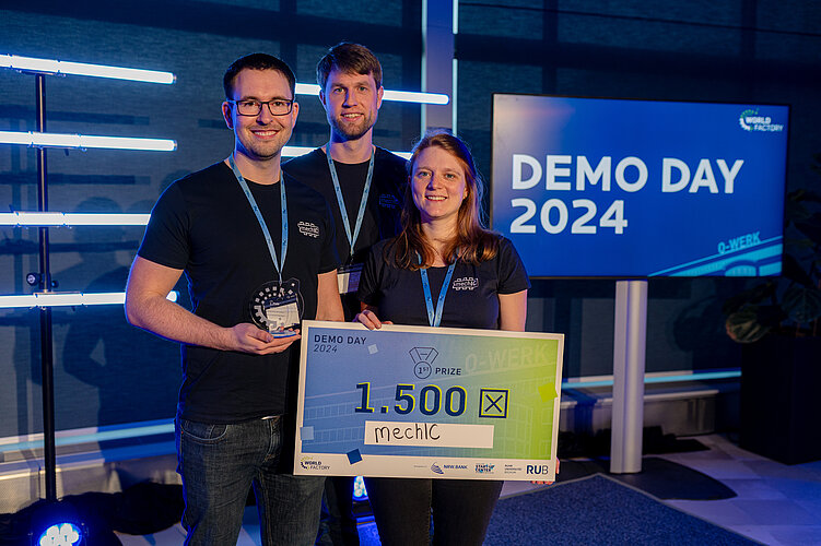 Start-up Finanzierung Start-up Team halten einen Förderungsschein in Höhe von 1.500 Euro in den Händen.