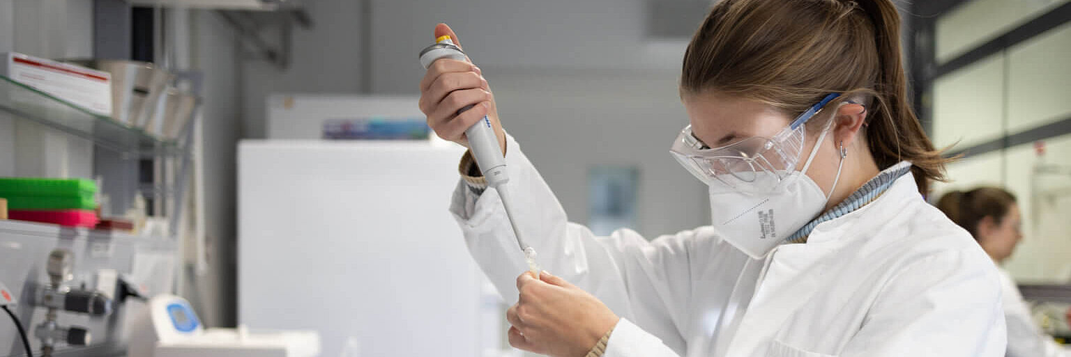 Start-up Inkubator Person im Labor füllt etwas in mit einer Pipette in ein Reagenzglas