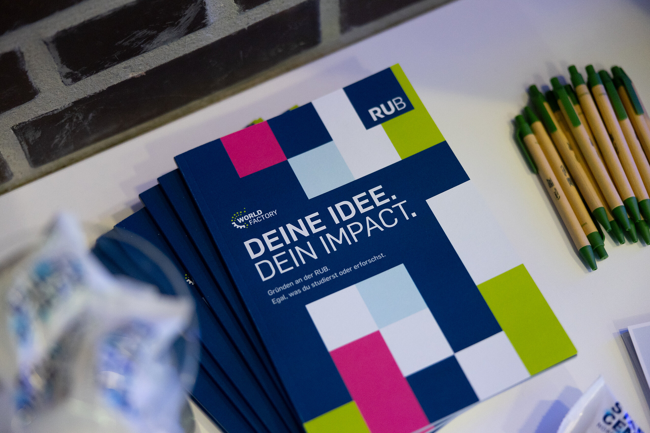 Startup Patent EIn Stapel an WSC-Guides liegen auf einem Tisch.