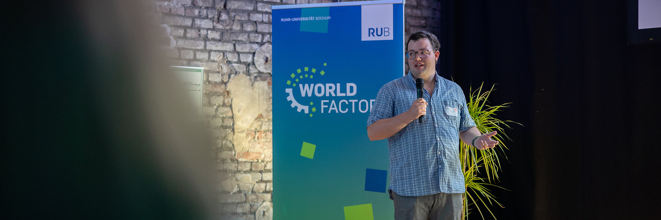 Start-up Idee schützen Gründer pitcht Start-up Idee.
