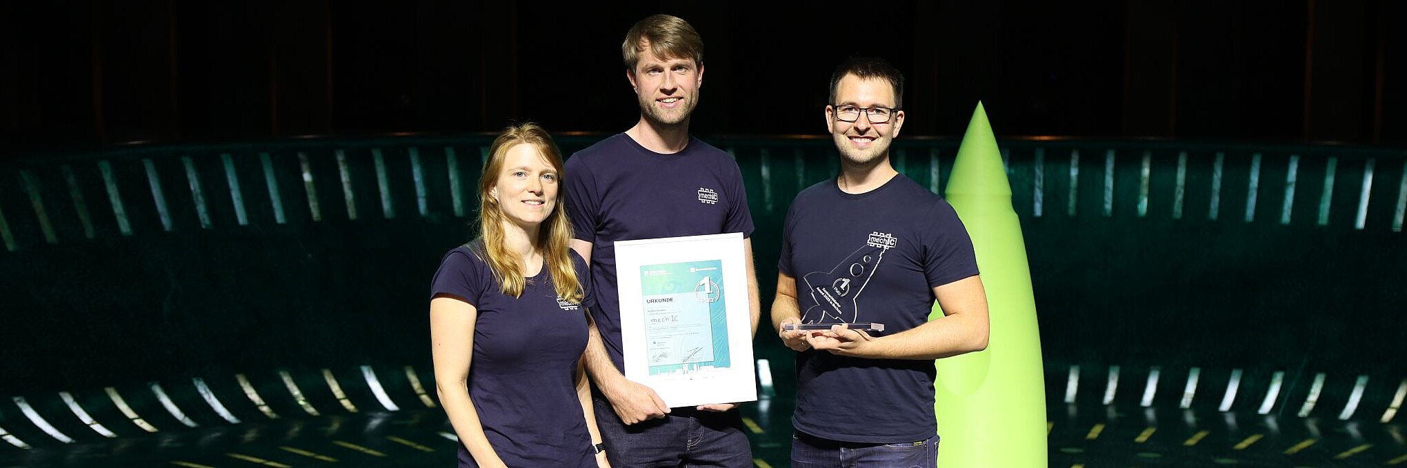 Lisa Schmitt, Steffen Wittemeier und Philip Schmitt (rechts) vom Start-up-Team mechIC bei der Preisverleihung in der Bochumer Starlight-Express-Halle.