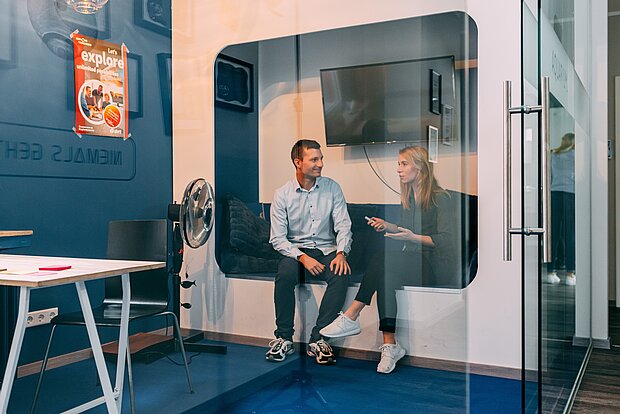 Start-up Büro mieten moderner Besprechungsraum im Funkhaus