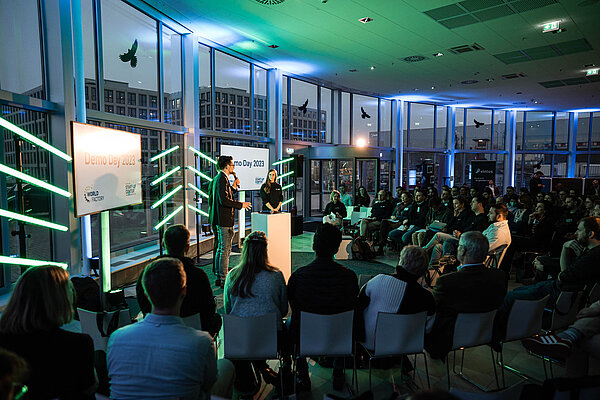 Start-up auf der Bühne beim Pitch auf dem ersten WSC Demo Day im Atrium im O-Werk.