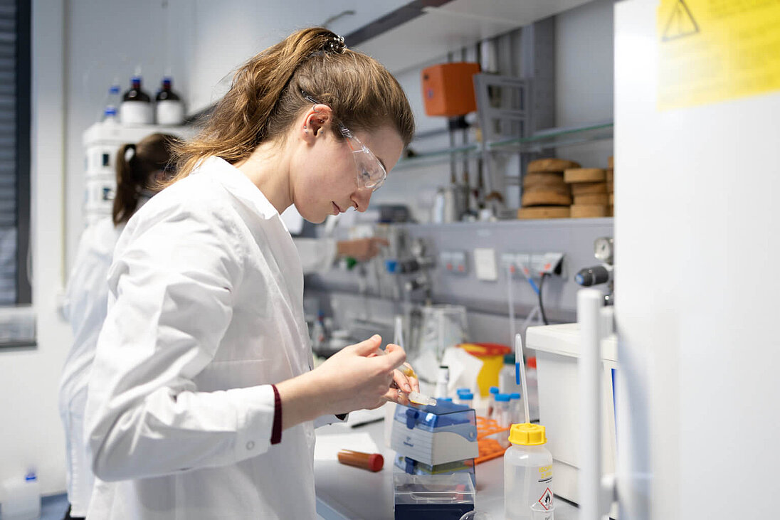 Inkubator Labor Junge Frau arbeitet im Chemie-Labor