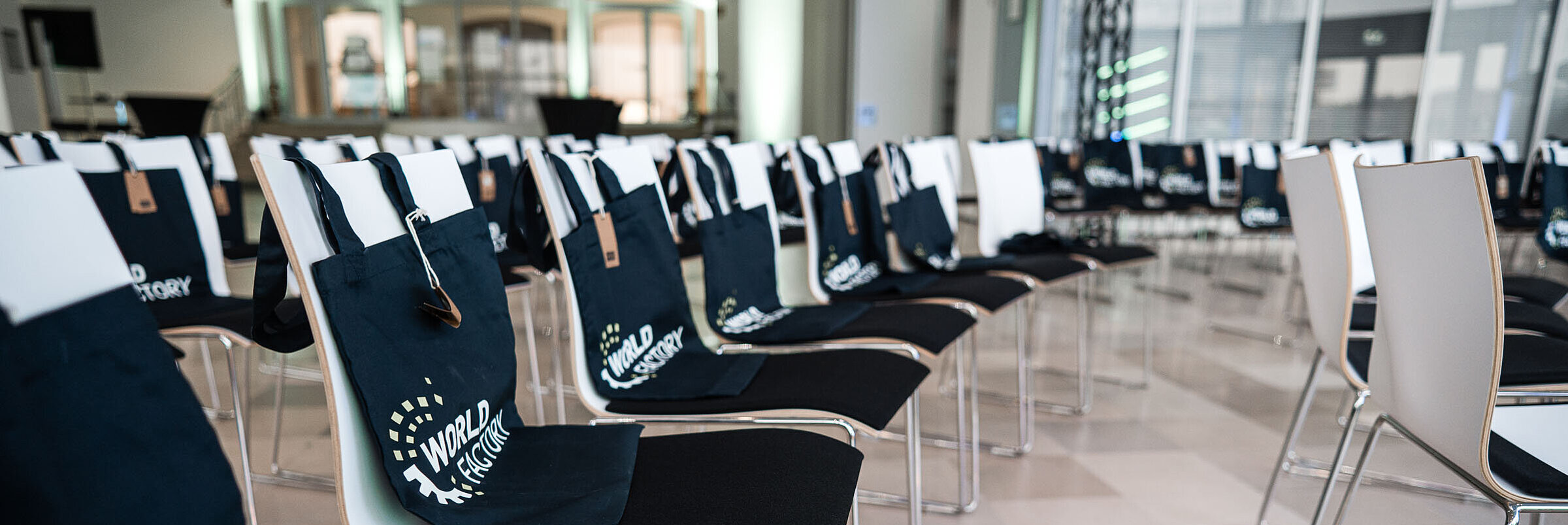 Vorbereiteter Raum mit Stuhlreihen für ein Gründungsseminar.