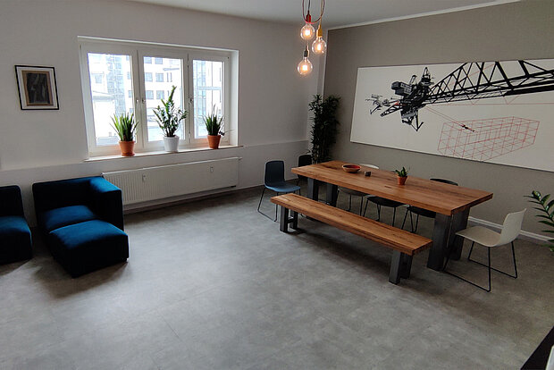 Start-up Büro mieten Bochum Meetingraum mit Loungeecke im Funkhaus