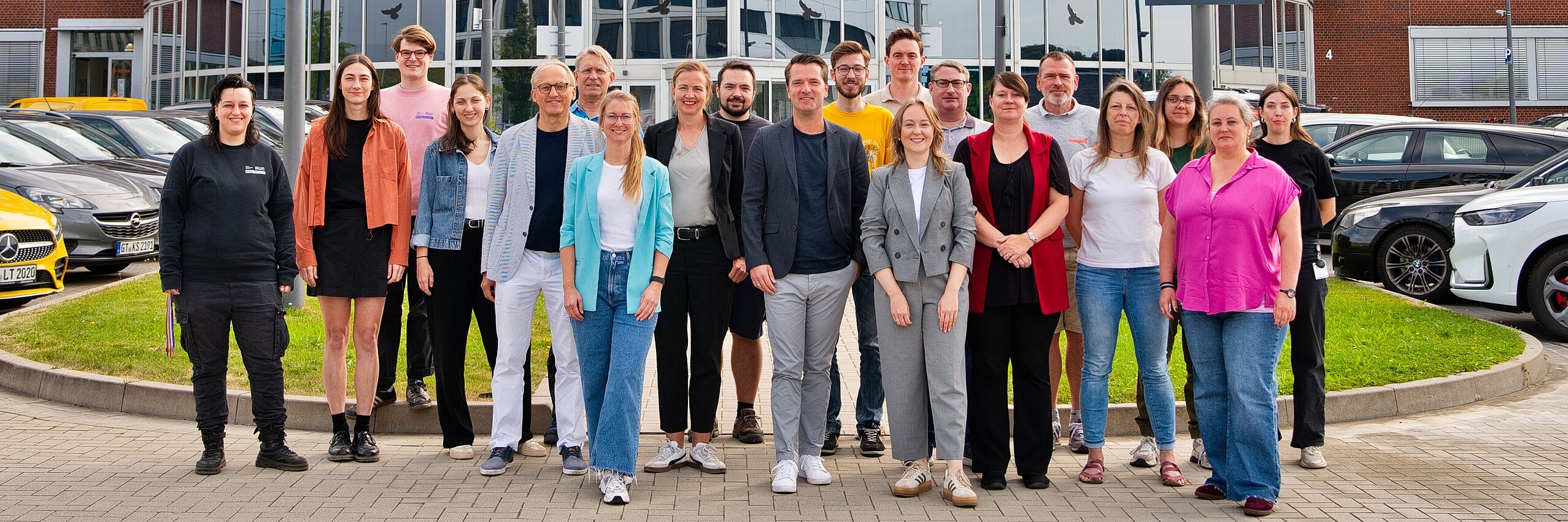 WORLDFACTORY Team 2025 Das Team der WORLDFACTORY vor dem O-Werk