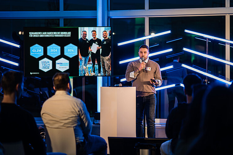Start-up Szene Ruhrgebiet Start-up pitcht auf einer Bühne.