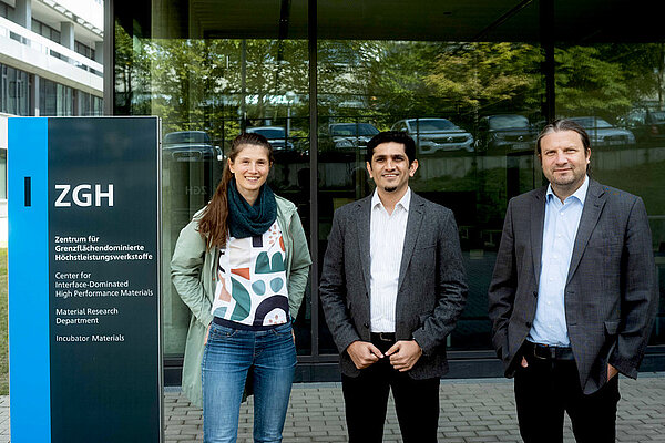 Gruppenbild vor dem Forschungsbau ZGH: Tina Boes, Chinmay Khare und Alfred Ludwig