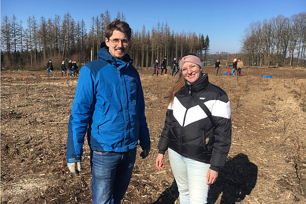 Bäume pflanzen im Worldfactory Wald Melusine Reimers und Moritz Oberberg pflanzen die ersten Bäume im Worldfactory Wald