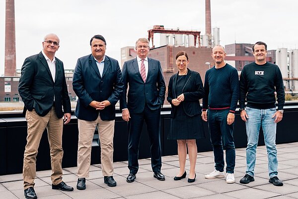 Fördern gemeinsam die Start-up-Kultur im Ruhrgebiet (von links): die Rektoren Manfred Bayer (Dortmund) und Martin Paul (Bochum), Bernd Tönjes (Vorstandsvorsitzender der RAG-Stiftung), Rektorin Barbara Albert (Duisburg-Essen) sowie Philipp Herrmann und Christian Lüdtke (beide Managing Director bei BRYCK).