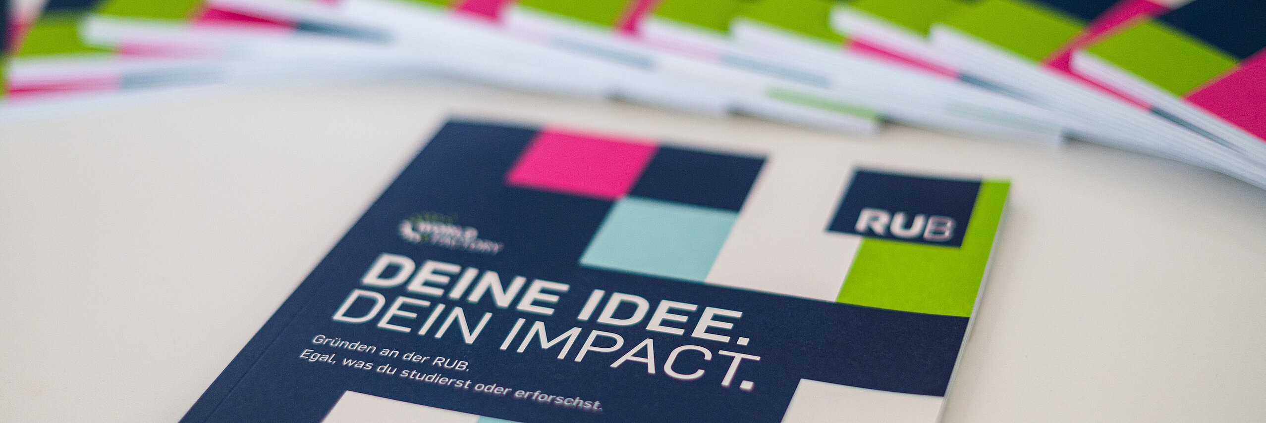 Mit unseren Start-up Tools Geschäftsideen entwickeln Ein Stapel an WSC-Guide-Heften.