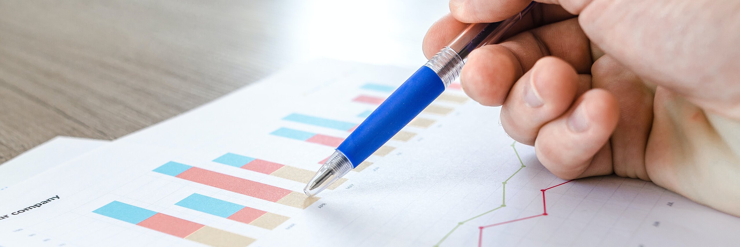 Gründungsfinanzierung Start-ups Stift in einer Hand zeigt auf ein ein Diagramm