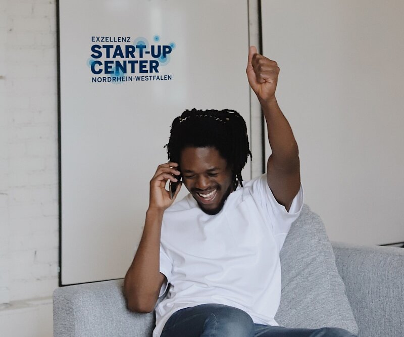 Person freut sich über die Teilnahme an Start-up Coaching