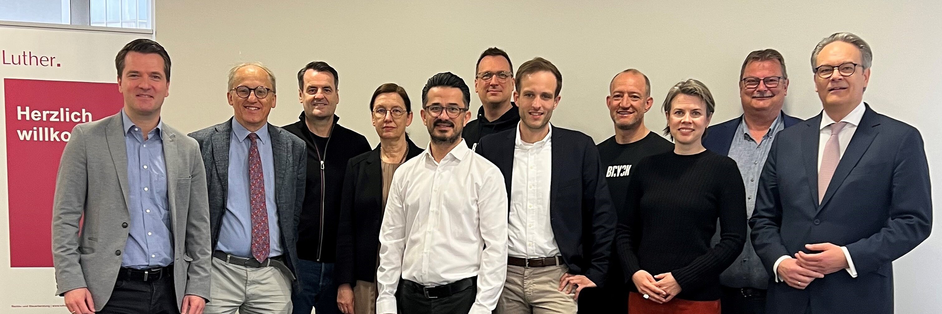 Das Bild zeigt die Rektorin der Universität Duisburg-Essen Frau Prof. Dr. Albert, Prorektor Prof. Dr. Güther Meschke der Ruhr-Universität und Prof. Dr. Gerhard Schembecker der TU Dortmund, Marc Seelbach, Dirk Opalka, sowie Vertreter der Geschäftsführung der BRYCK Startup Alliance Christian Lüdtke, Phillip Herrmann, Ersin Üstün, Phillkipa Könk, Maximilian Schimanski.