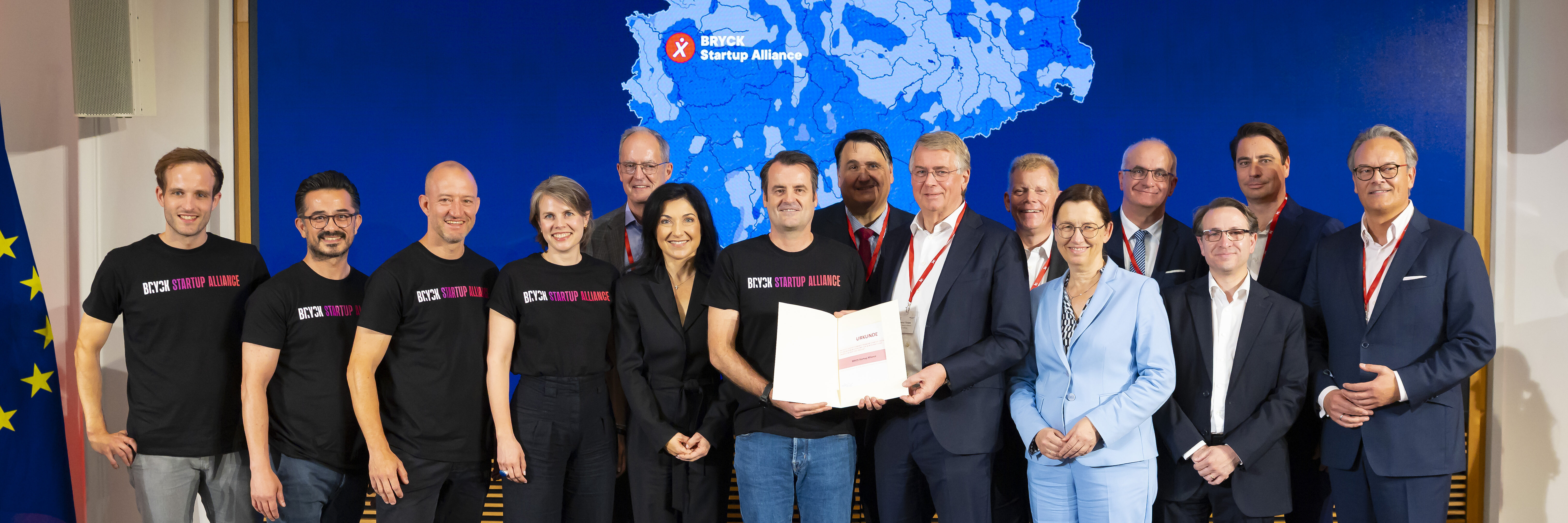   Die Delegation des BRYCK-Konsortiums, darunter die Rektorin und die beiden Rektoren der Universitätsallianz Ruhr, mit der frisch überreichten Auszeichnung.