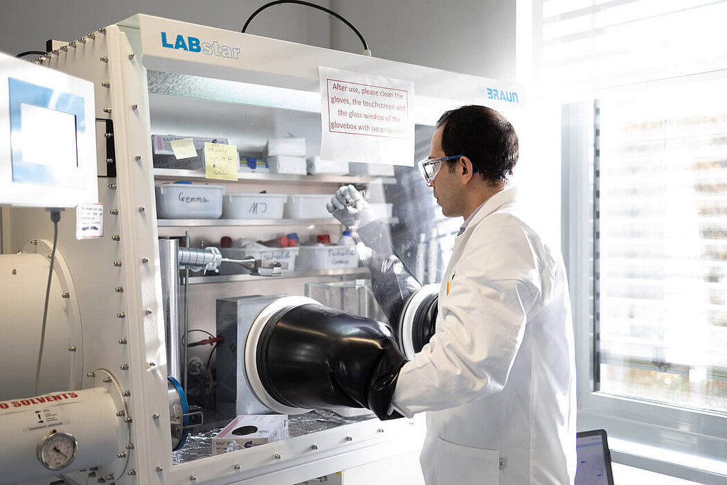 chemistry start-up innovation Person working in a lab