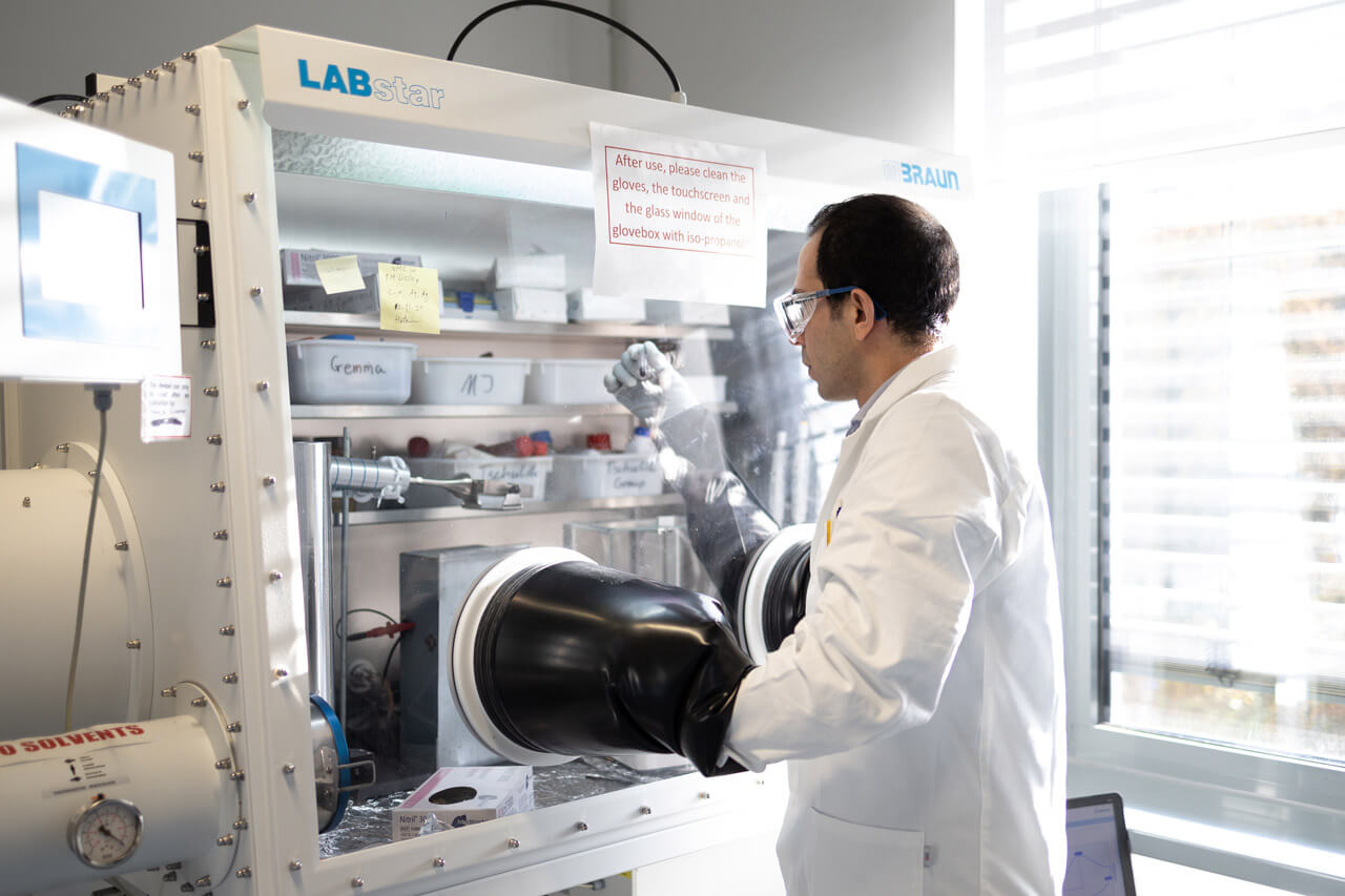 Chemie Start-up Inkubator Mann steht an einer Maschine im Chemie-Labor.